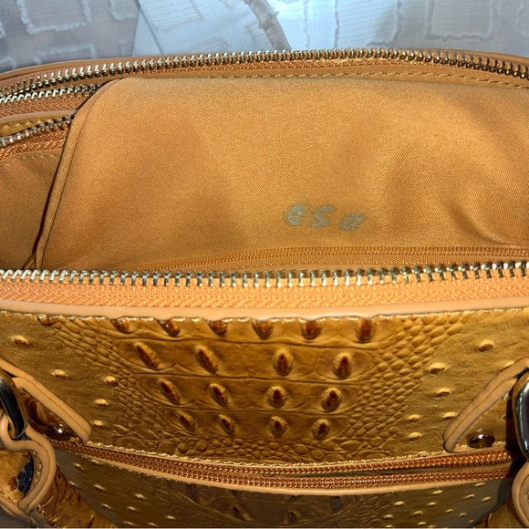 Alligator Textured Handbag - Picture 12 of 12